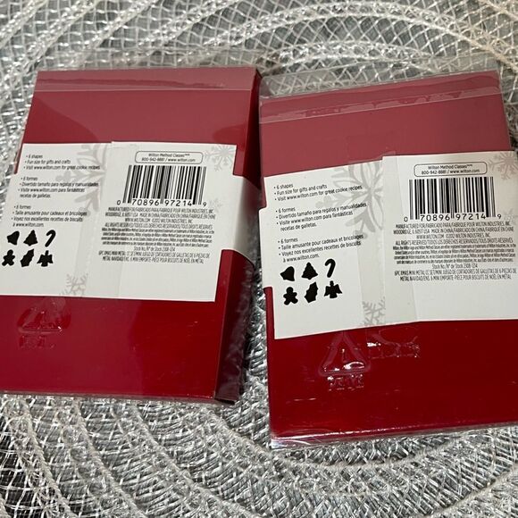 Wilton Christmas Cookie cutters and cupcake stand NWT - Picture 11 of 11